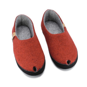 TOKU Budapest Wool Felt Slippers – Red