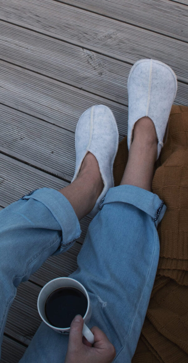 Tohkri Lambswool-Lined Felt Slippers – White