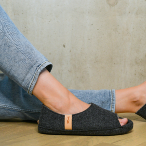 TOKU Bern Open-Toe Wool Slippers – Dark Grey