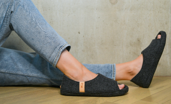 TOKU Bern Open-Toe Wool Slippers – Dark Grey