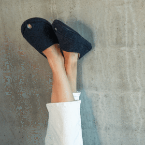TOKU Budapest Wool Felt Slippers – Dark Grey