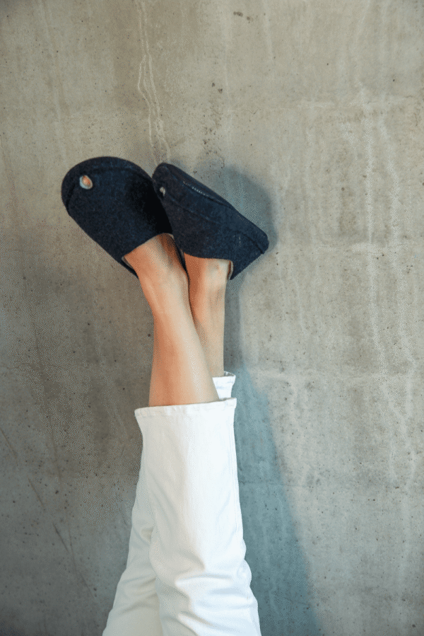 TOKU Budapest Wool Felt Slippers – Dark Grey