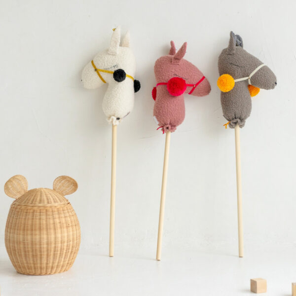 Bouclé Llama Hobby Horse – Ecru, 95 cm