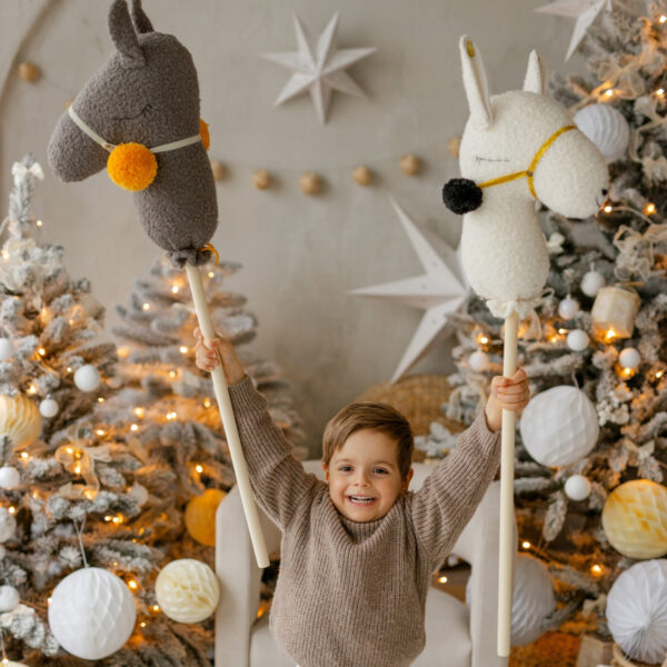 Bouclé Llama Hobby Horse – Ecru, 95 cm