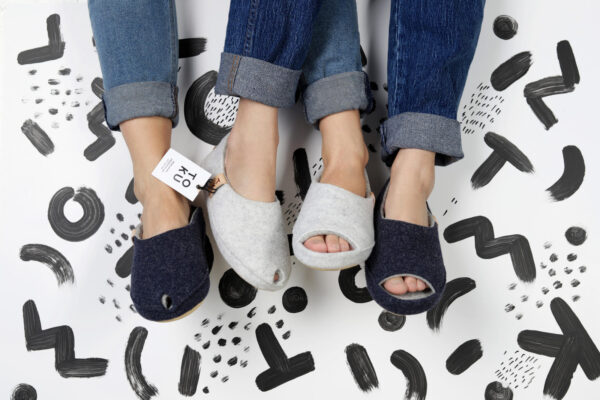 TOKU Budapest Wool Felt Slippers – Dark Grey